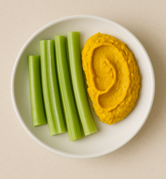 Palitos de apio con hummus de cúrcuma