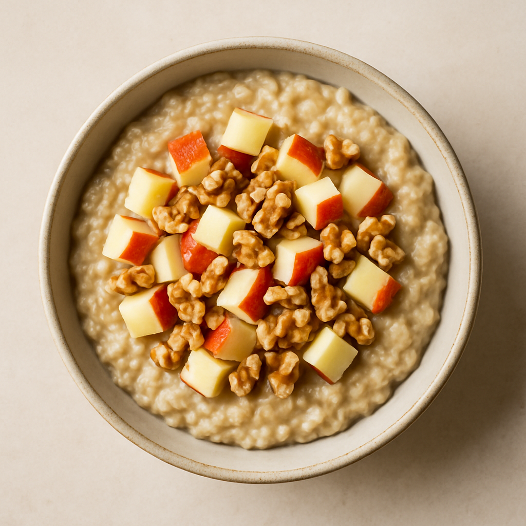 Vista cenital de porridge de avena con manzana y nueces en bol de cerámica sobre fondo neutro, iluminación natural