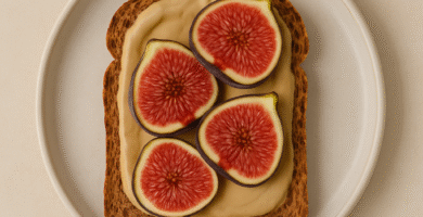 Tostada de pan de centeno con tahini e higos