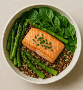 ensalada tibia con salmón, quinoa y espárragos